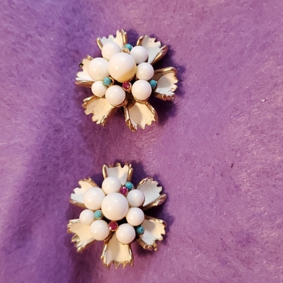 Vintage White Enamel Goldtone Clip Flower Earrings - Picture 6 of 7